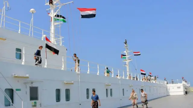 في التاسع من ديسمبر/كانون أول، أعلنت جماعة الحوثي منع مرور السفن المتجهة إلى إسرائيل، إذا لم يتم إدخال ما يكفي من الغذاءِ والدواء إلى غزة