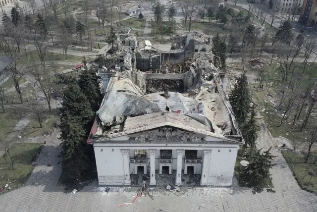здание драмтеатра в мариуполе