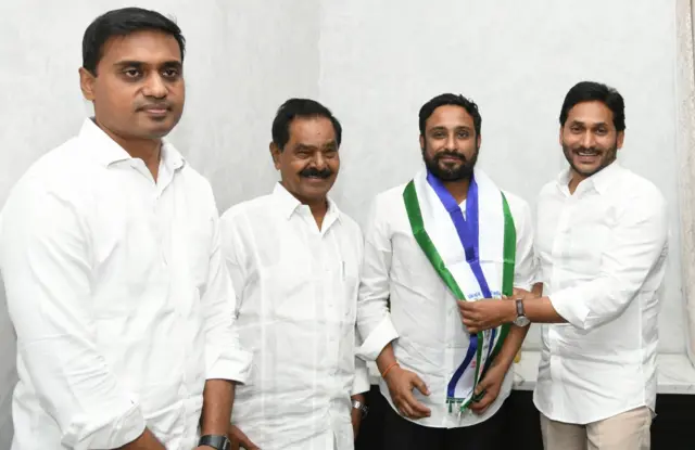 డిసెంబరు 28న అంబటి రాయుడికి కండువా కప్పి వైసీపీలోకి ఆహ్వానించిన ముఖ్యమంత్రి జగన్