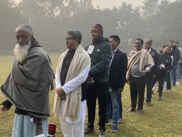 ভোট দেয়ার জন্য লাইনে দাঁড়িয়েছেন পররাষ্ট্র প্রতিমন্ত্রী শাহরিয়ার আলম