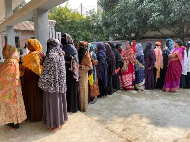 ভোট দিচ্ছেন নারী ভোটাররা