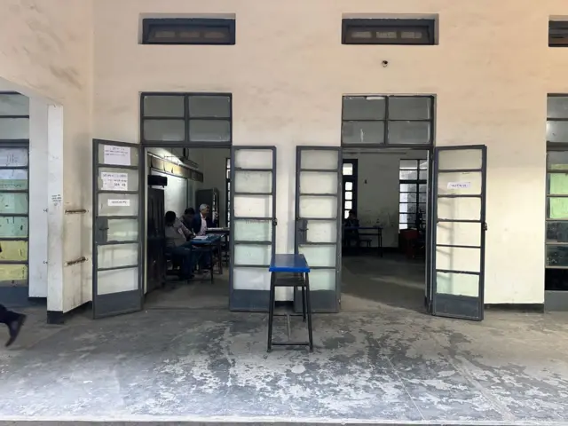 অলস সময়য় কাটাচ্ছেন নির্বাচনি কর্মকর্তারা।