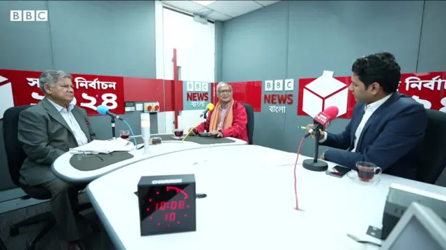 বিবিসি স্টুডিওতে এম সাখাওয়াত হোসেন (বামে) ও মহিউদ্দিন আহমেদ (মাঝে)