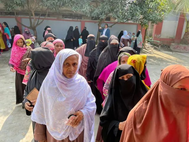 লাইনে দাঁড়িয়ে নারী ভোটাররা