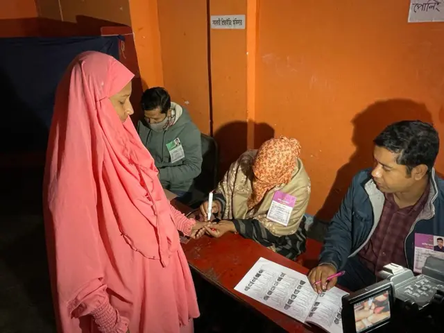 ভোটকেন্দ্রে ভোটাররা