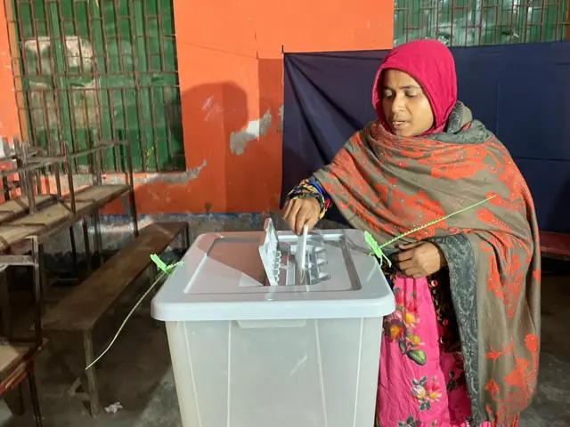 ভোটকেন্দ্রে ভোটাররা
