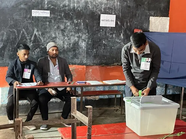 নারায়ণগঞ্জের রূপসী সরকারী প্রাথমিক বিদ্যালয়ে ভোট গ্রহণ