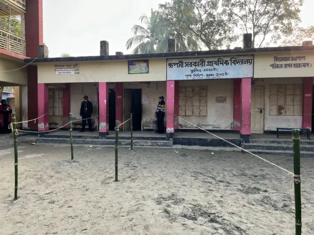 নারায়ণগঞ্জের রূপসী সরকারী প্রাথমিক বিদ্যালয়ে ভোট গ্রহণ