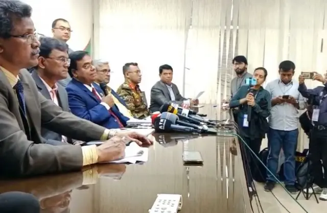 নির্বাচন কমিশনে সংবাদ সম্মেলনে কথা বলছেন ইসি সচিব জাহাঙ্গীর আলম।