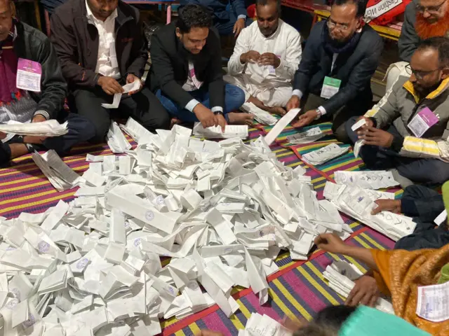 ভাঙ্গার মুনসুরাবাদ সরকারি প্রাথমিক বিদ্যালয় কেন্দ্রে ভোট গণনার ছবি।