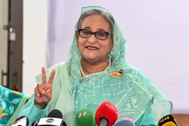 বিজয় চিহ্ন দেখাচ্ছেন শেখ হাসিনা