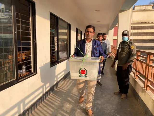 ভোট গ্রহণ শেষ হওয়ার পর গণনার জন্য নেয়া হচ্ছে ব্যালট বাক্স।