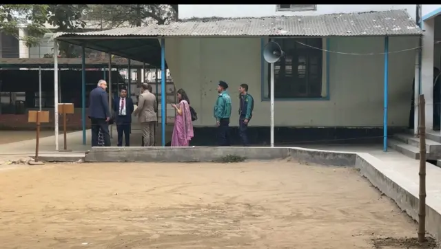 পর্যবেক্ষকদের সঙ্গে সরকারি কর্মকর্তারা
