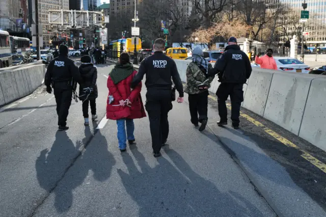 الشرطة تعتقل متظاهرين