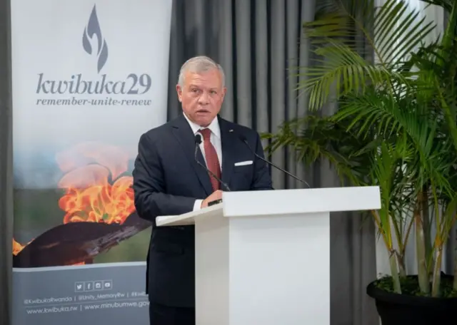 العاهل الأردني الملك عبد الله الثاني يتحدث خلال زيارته إلى النصب التذكاري للإبادة الجماعية في كيغالي- رواندا