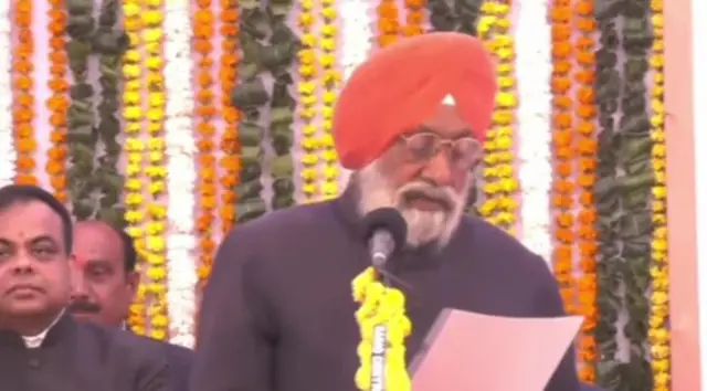मंत्री पद की शपथ लेते बीजेपी प्रत्याशी सुरेंद्र पाल सिंह.
