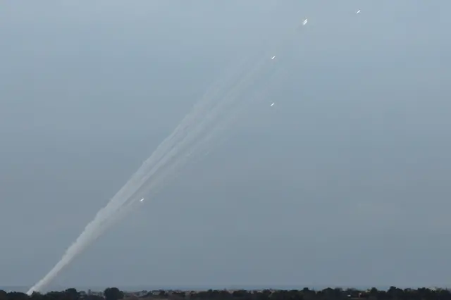 مسارات الدخان مع إطلاق وابل من الصواريخ من قطاع غزة على إسرائيل