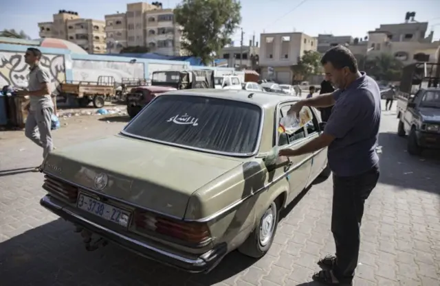 سائق فلسطيني يستخدم زيت الطهي كبديل للوقود بسبب شح الوقود في محطات الوقود في خان يونس جنوبي قطاع غزة