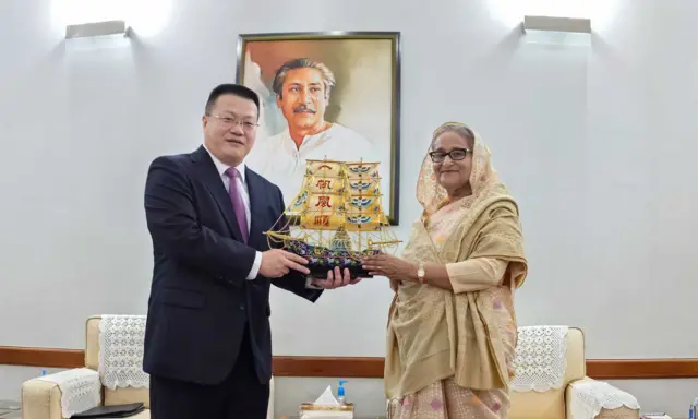 চীনের রাষ্ট্রদূত ৮ই জনুয়ারি বাংলাদেশের প্রধানমন্ত্রী শেখ হাসিনার সাথে দেখা করে অভিনন্দন জানান