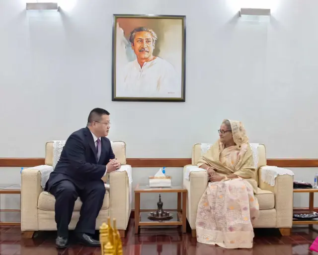 চীনের রাষ্ট্রদূত ইয়াও ওয়েন ৮ই জনুয়ারি বাংলাদেশের প্রধানমন্ত্রী শেখ হাসিনার সাথে দেখা করে অভিনন্দন জানান