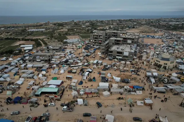 عائلات فلسطينية نازحة تعيش في خيام في منطقة المواصي في رفح، الواقعة جنوب قطاع غزة وبالقرب من الحدود مع مصر