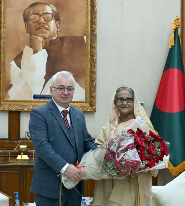 বাংলাদেশে নিযুক্ত রাশিয়ার রাষ্ট্রদূত আলেক্সান্ডার ভিকেন্তিয়েভিচ মান্টিটাস্কি শেখ হাসিনাকে ফুলেড় তোড়া দিয়ে অভিনন্দন জানান, ৮ই জানুয়ারি