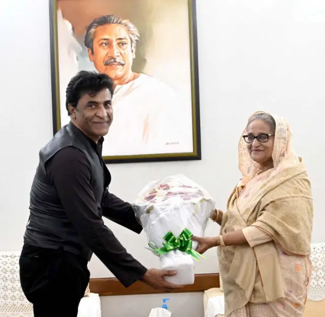 সকালে শেখ হাসিনাকে ফুল দিয়ে শুভেচ্ছা জানান পাকিস্তানের হাইকমিশনার সৈয়দ আহমেদ মারুফ