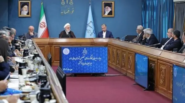 رئیس قوه قضائیه ایران با وزیر خارجه و شماری از مقام‌های این وزارتخانه در امور ایرانیان خارج از کشور دیدار کرده است