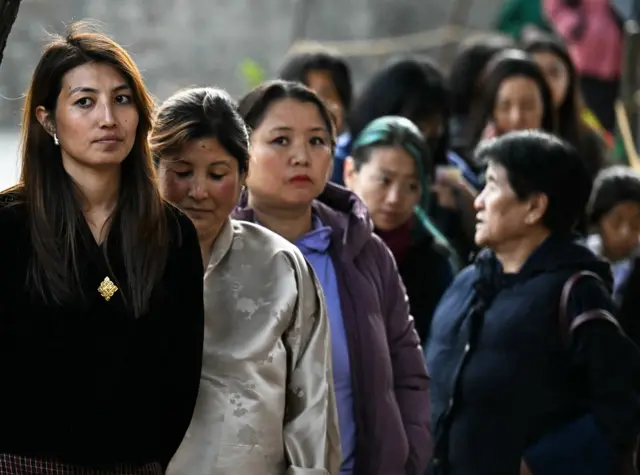 थिम्पू में एक मतदान केंद्र के बाहर मंगलवार को वोट देने के लिए खड़े मतदाता