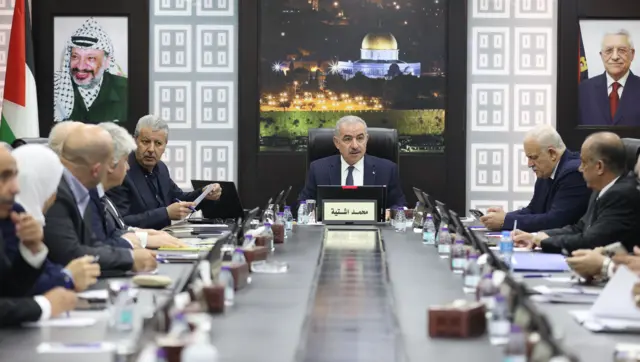 رئيس الوزراء الفلسطيني خلال جلسة للحكومة الفلسطينية الاثنين