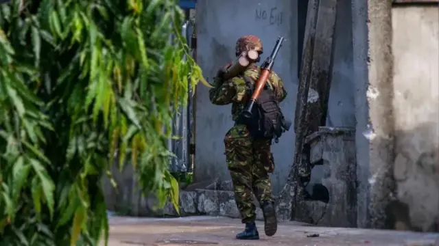 Jeshi la Sierra Leone lilisema lilizuia mapinduzi Novemba mwaka jana baada ya watu wenye silaha kuvunja ghala la kijeshi na magereza kadhaa mjini Freetown.