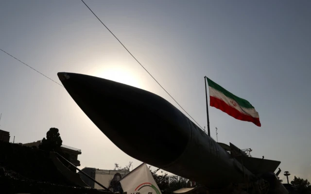 तेहरान में ईरानी मिसाइल का प्रदर्शन, तस्वीर 24 सितंबर की है