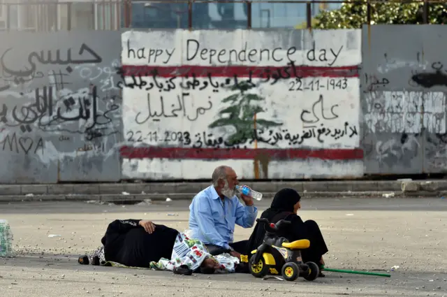 يتجمع النازحون وسط الضربات العسكرية الإسرائيلية في لبنان في أحد شوارع بيروت، لبنان