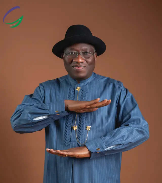 Former Nigeria President Goodluck Jonathan demonstrate with im two hands