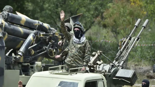 दक्षिणी लेबनान में ड्रिल करते हिज़्बुल्लाह के लड़ाके