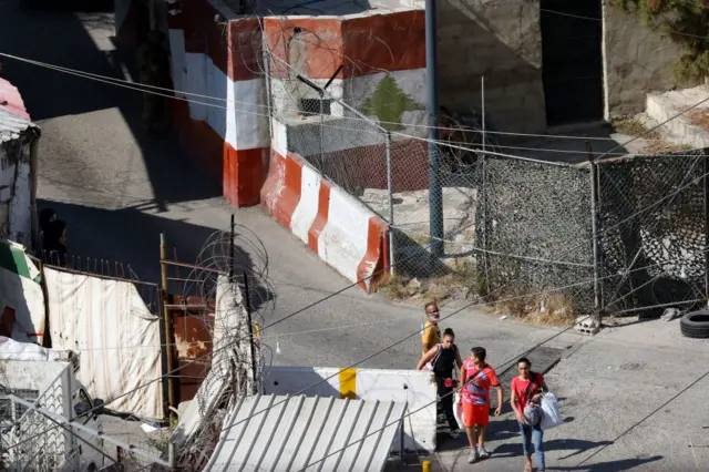 نقطة تفتيش للجيش اللبناني عند مدخل مخيم عين الحلوة للاجئين الفلسطينيين في مدينة صيدا الساحلية بجنوب لبنان في 9 سبتمبر 2023،