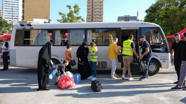 इसराइल लोगों को गांव खाली करने को कहा