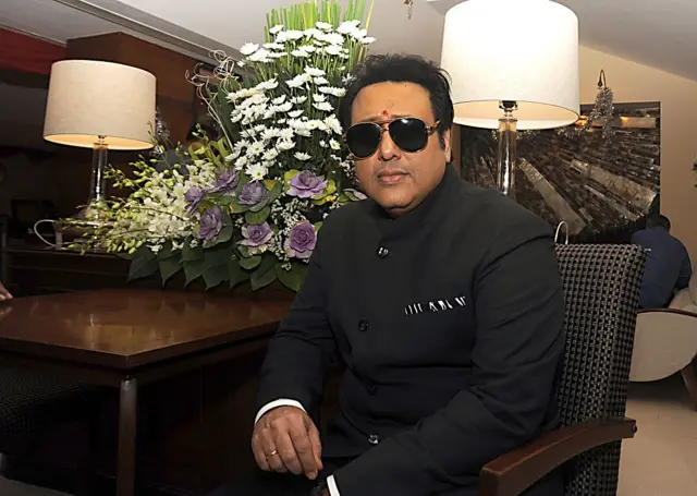 নিজের বন্দুক থেকে অতর্কিতে গুলি ছুটে এই বিপত্তি বলে অভিনেতার তরফে জানানো হয়েছে।