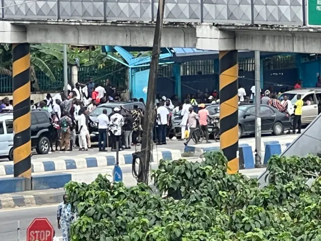 Anti protesters with police