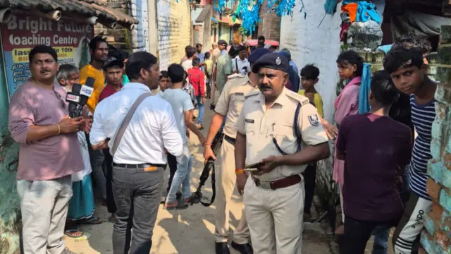 घटनास्थल का जायजा लेते पुलिसकर्मी