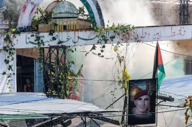 مقاتل من حركة فتح الفلسطينية يحتمي أثناء الاشتباكات في أحد مراكزها في مخيم عين الحلوة للاجئين الفلسطينيين في مدينة صيدا الساحلية جنوب لبنان في 10 سبتمبر 2023،