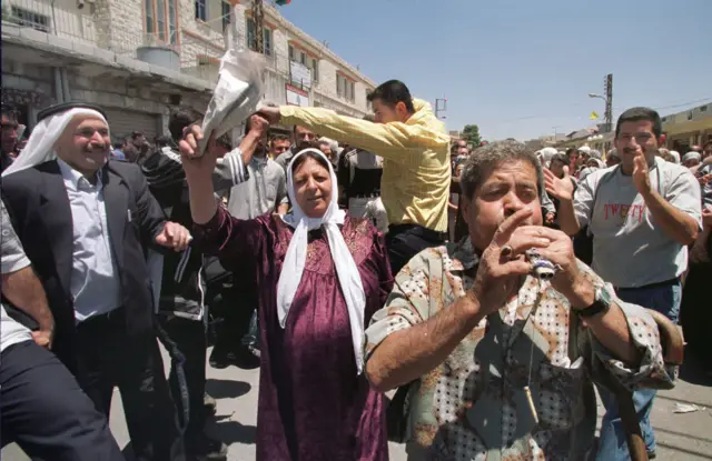 لبنانيون يحتفلون بعد انسحاب القوات الإسرائيلية من بلدة بنت جبيل، 25 مايو 2000