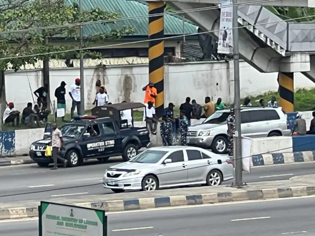 Security officials tanda for road