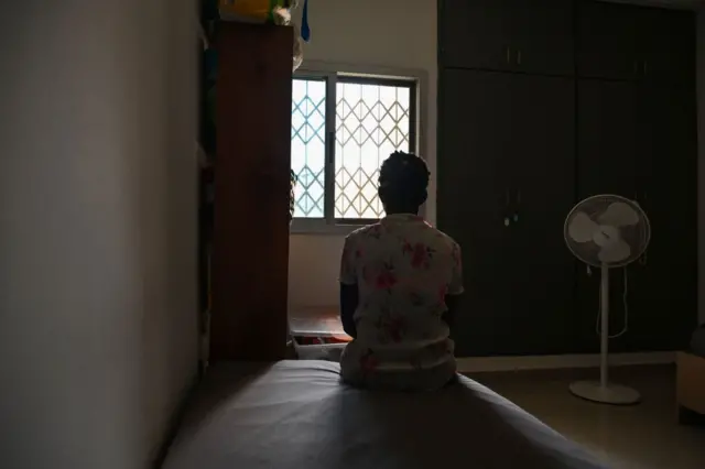 Nwaada a na-akpagbu nọ n'ime ụlọ