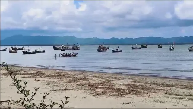 শাহপরীরদ্বীপ জেটির কাছে মাছ ধরার ট্রলার