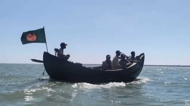 နတ်မြစ်ထဲမှာ ငါးဝင်ဖမ်းခဲ့တဲ့ စက်လှေနှစ်စီးထဲက တစ်စီးကို အာရက္ခတပ်တော်က ဖမ်းမိခဲ့တာ ဖြစ်ပါတယ်။