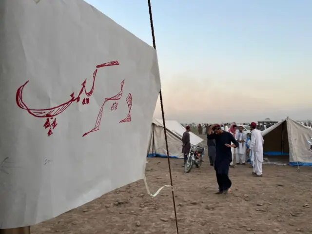 د غوندې ځای کې د هرې سيمې خلکو لپاره خېمې ځانګړې شوې، او د هغو خېمو پر ځای بيا لګول شوې، چې څو ورځې مخکې پوليسو پرې خپل بريد کې ړنګې کړې وې.