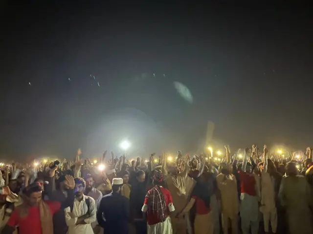 د پښتنو قامي جرګه، د پښتون ژغورنې  غورځنګ په بلنه په کې، زرګونه خلک غونډ شوي