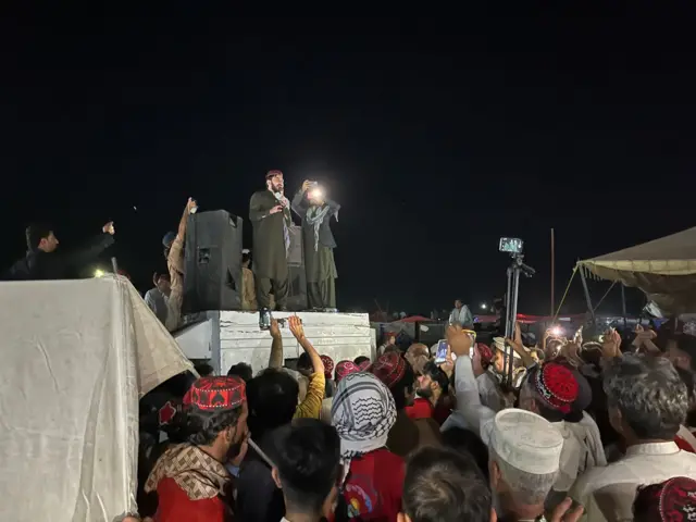 د پي ټي ایم مشر د غونډې ګډونوالو ته د وینا په حال کې.