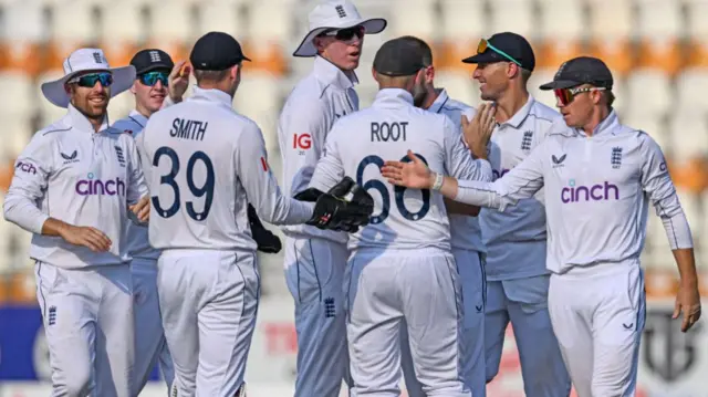 बाबार आज़म का विकेट लेने के बाद खुशी मनाती इंग्लैंड की टीम